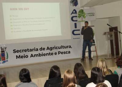 Palestra do biólogo Humberto Lange foi realizada para alunos do ensino médio e demais pessoas interessadas 