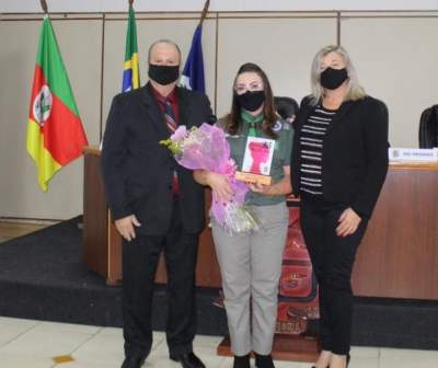 A entrega do troféu para Solange Borstmann