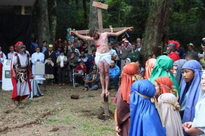 O fim do sacrifício: Jesus Cristo morre na cruz