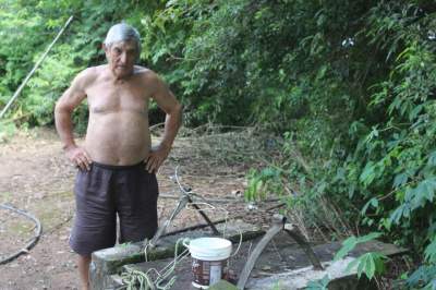 Sérgio Flores de Moraes precisou pegar água de um poço artesiano para que sua esposa pudesse cozinhar