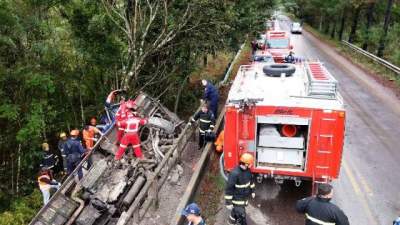 Um morto e sete feridos após ônibus cair de ponte 