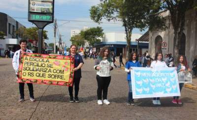 Desfile com motivação solidária movimentou a Pereira Rego