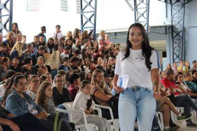 O desfile da candidata a rainha Vanessa, nº 17