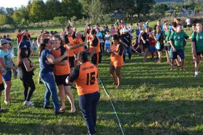 Comemoração da equipe do Starju, campeão do cabo de guerra feminino