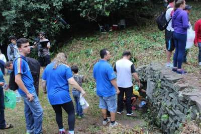  A fila para pegar um pouco da água da fonte