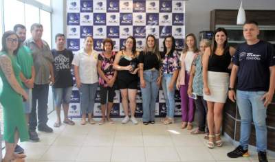 Vencedores com as empresas que venderam os cupons premiados