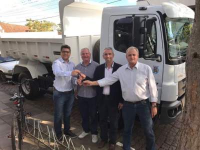 Prefeitura recebe caminhão caçamba