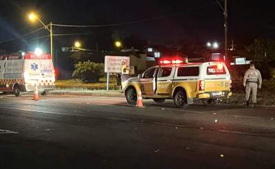 Acidente entre moto e bicicleta no Trevo da Marilene deixa três pessoas feridas