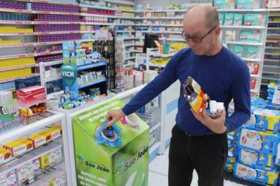 Diretor Albino Gew fez a coleta dos remédios e depositou em ponto instalado em farmácia no centro