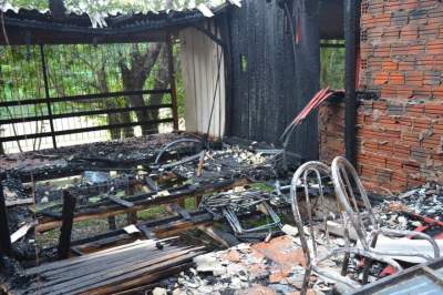 Incêndio destrói casa na Praia Carlos Larger 