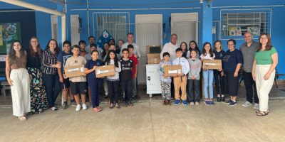 Entrega de Chromebooks modernizará ensino em escolas municipais