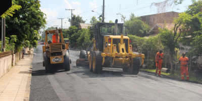 Asfaltamento tem início no Bairro Esmeralda