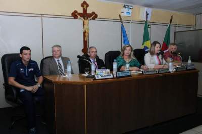 A mesa diretora da Câmara com o homenageado, o pró-reitor da Unisc e o prefeito Paulo Butzge