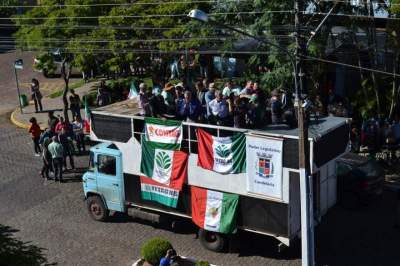  Autoridades se manifestaram durante o ato em frente à sede do Executivo