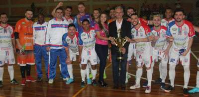 Ao final, atletas e comissão técnica do Atlético posaram com a taça junto com o prefeito e a rainha do município