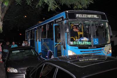 Ônibus Luz nas imediações da praça