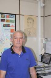 Celso Gehres com o quadro de seu estimado pai, Ronildo Gehres, ao fundo