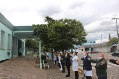 Representantes da casa de saúde realizaram um abraço simbólico na tarde de segunda, 16