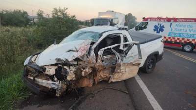 Caminhão pega fogo após acidente 