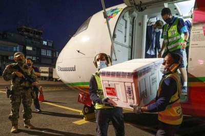 Nova remessa de vacinas contra a Covid-19 chegou ao aeroporto da capital neste sábado