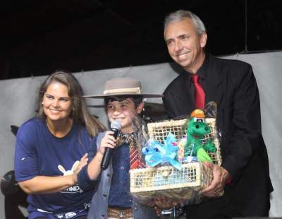 Ao final do show, o prefeito e a primeira-dama entregaram um presente para Thomas