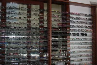 Na Borchhardt, cliente encontra inúmeras opções de armações e lentes