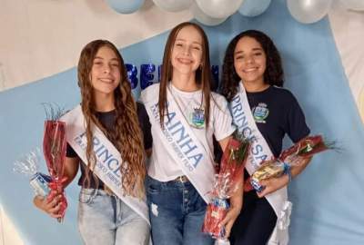 A Rainha Djenifer Thais Wolff e as Princesas Manuela Moraes da Rosa e Letícia Rios Jung