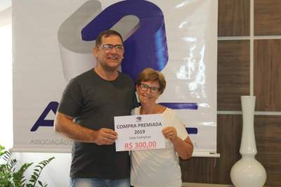 A entrega do prêmio para Celi Neli Fritz