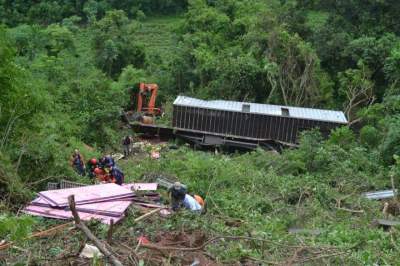 Carreta sai da pista na serra: queda de cerca de 80m mata caroneiro