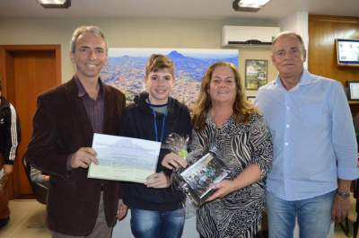 Secretário de Assistência Social Estudantil Pedro Henrique Cortes (EMEF São Paulo), ao lado da secretária Marta Emmel e do prefeito e vice 