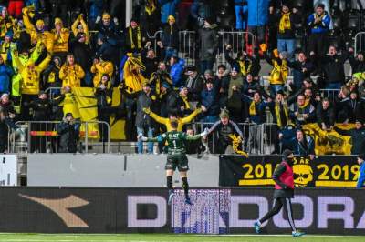 Goleiro comemora com a torcida em Glimt - Crédito: Kent Even Grundstad