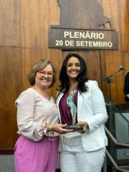 Vereadora Alexandra Bini recebe troféu Mulher Cidadã 2024, na Assembleia Legislativa