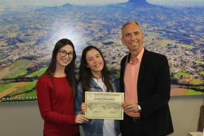 Prefeito Paulo e Jaqueline da PGM com Manuela