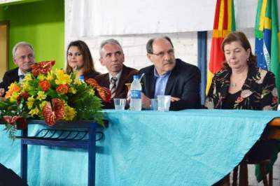 A solenidade no ginásio Dona Jandyra: o vice Nestor Ellwanger (Rim), a primeira-dama Gabriela Butzge, o prefeito Paulo, Sartori e Maria Helena Sartor