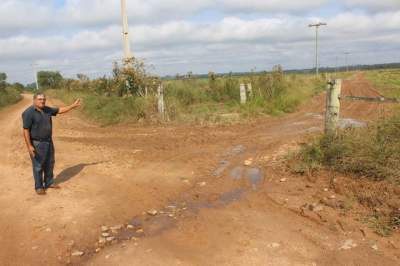 Carlos Gomes da Rosa mostra a divisa entre Candelária e Cachoeira do Sul no acesso até a Ponte de Pedra, na Várzea do Botucaraí