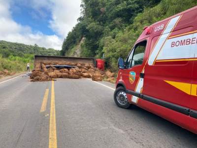 Caminhão com carga de tabaco tomba na ERS-400