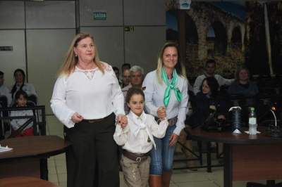 Momento em que a pequena Emanuely foi convidada para entrar no plenário, acompanhada da mãe e da vereadora Lurdes