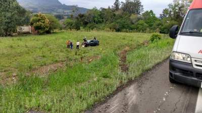 Capotamento deixa motorista ferido na ERS 400