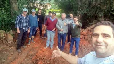 Equipe averiguando o andamento do serviço na localidade de Faxinal dos Porto