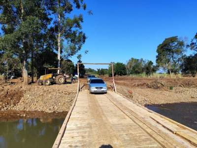 População finaliza ponte improvisada na Prainha de Cerro Branco 