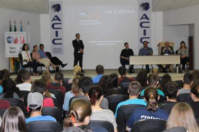OAB realiza palestra para jovens sobre crimes cibernéticos
