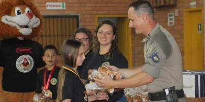 Estudantes celebram formatura do PROERD