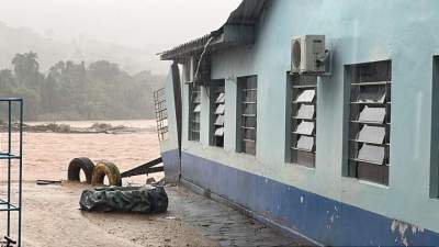 Parte da escola Carlos Müller é destruída pela enchente 