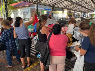 Brechó solidário movimenta Rua Coberta nesta terça