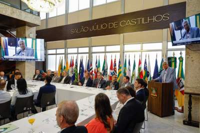 Brito apresenta balanço do Cada Gota Conta e entrega sugestões  para fomentar a irrigação
