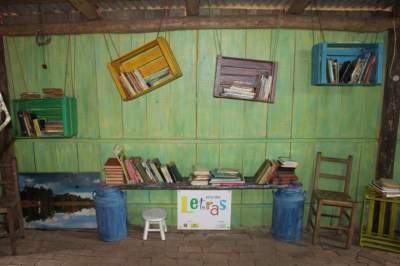 Biblioteca recebeu caixas decoradas para colocar os livros