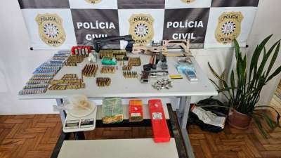 Homem é preso com armas e drogas no Centro 