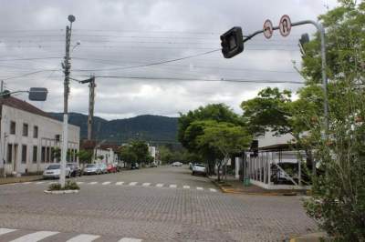 Sinaleira próxima à agência do Bradesco entortou em consequência do temporal