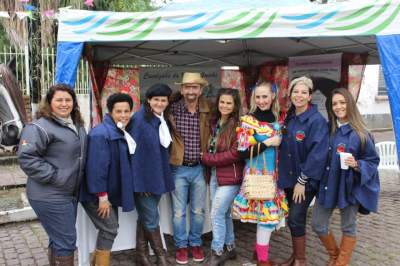 Prefeito Paulo Butzge e a primeira-dama Gabriela com integrantes do Grupo da Cavalgada da Mulher Gaúcha