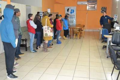 Alunos da Escola Adão Jaime Porto visitam a Folha